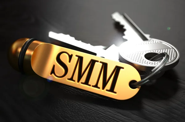 Smm Konzept. Schlüssel mit goldenem Schlüsselanhänger. — Stockfoto