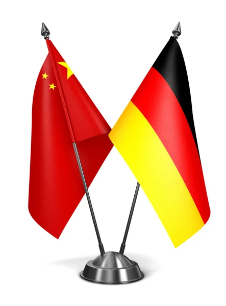 Chiny i Niemcy - miniaturowe flagi. — Zdjęcie stockowe