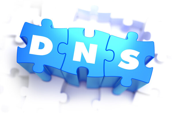DNS - белый слово на голубой головоломки.