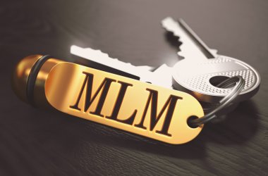 MLM kavramı. Tuşları ile altın Anahtarlık.