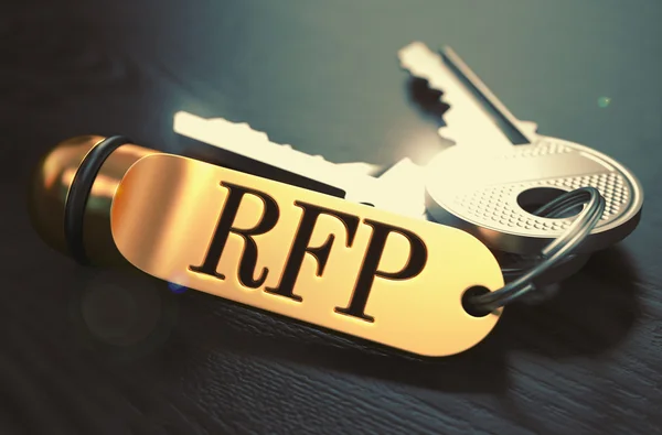 RFP escrito no chaveiro dourado . — Fotografia de Stock