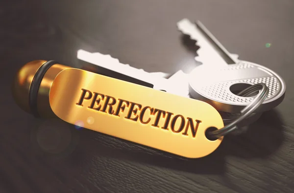 Perfektionismus. Schlüssel mit goldenem Schlüsselanhänger. — Stockfoto