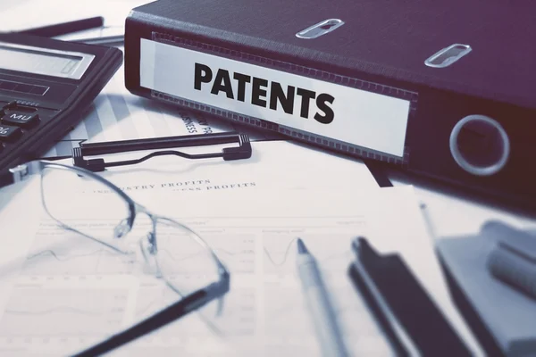 Büromappe mit Beschriftung Patente. — Stockfoto