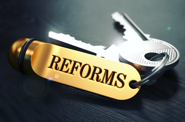 Ключи с реформами слова на золотой этикетке . — стоковое фото