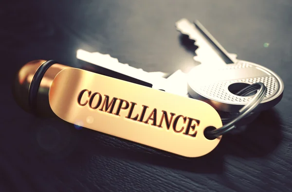 Schlüssel mit Wort Compliance auf goldenem Etikett. — Stockfoto