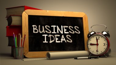 Elle çizilmiş iş fikirleri kavramı kara tahta üzerinde.