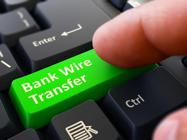 Att trycka på grön knapp Bank Wire Transfer på svart tangentbord. — Stockfoto