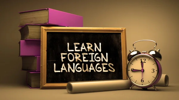 Apprendre les langues étrangères Écrit à la main sur tableau . — Photo