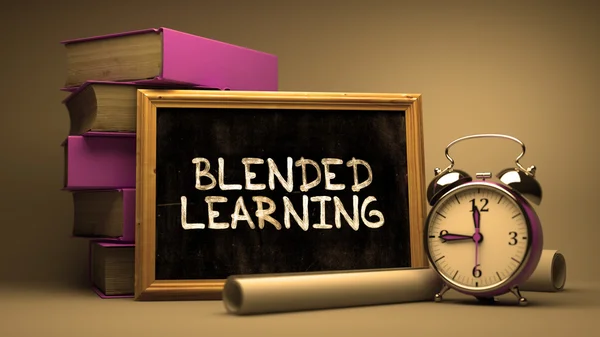 Blended Learning Handwritten on Chalkboard. — Φωτογραφία Αρχείου