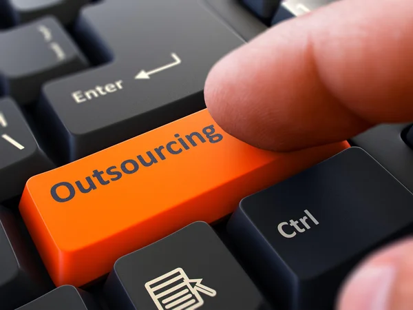 Outsourcing-Konzept. Person klickt auf Tastatur. — Stockfoto