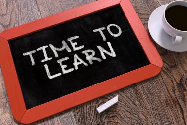 Üzerinde el yazısı kara tahta öğrenmek için zaman.