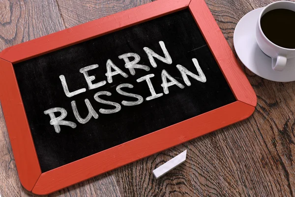 Aprenda russo escrito à mão por giz branco em um quadro negro . — Fotografia de Stock