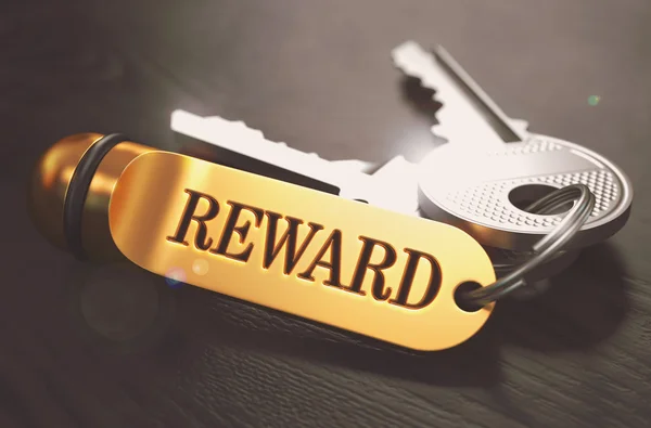 Schlüssel mit Wort Belohnung auf goldenem Etikett. — Stockfoto