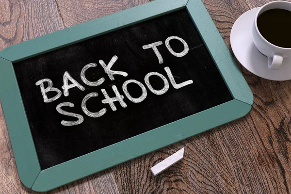 Zurück zur Schule handgeschrieben mit weißer Kreide auf einer Tafel. — Stockfoto