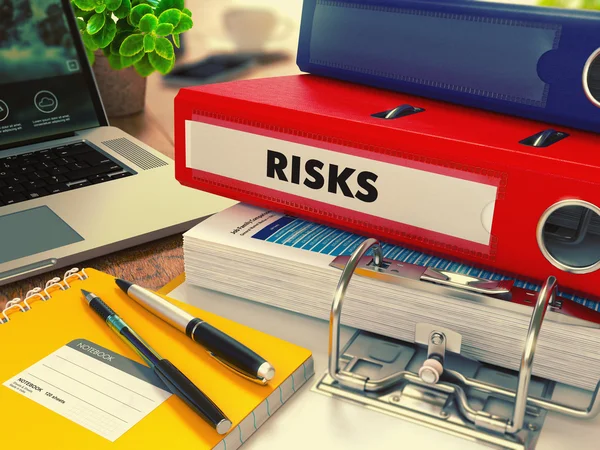 Червоний Office папку з написом ризики. — стокове фото