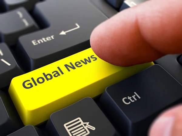 Global News Concept. Persona Fare clic sul pulsante della tastiera . — Foto Stock