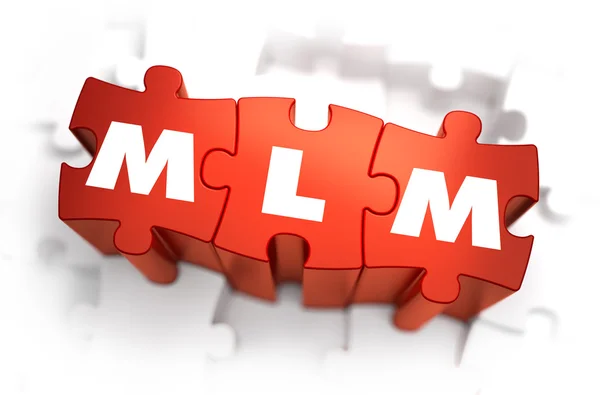 MLM - Белое слово на красных головоломках . — стоковое фото