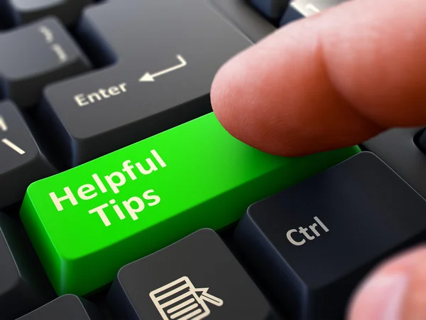 Naciśnięcie zielonego przycisku pomocne wskazówki na temat czarny klawiatura. — Zdjęcie stockowe