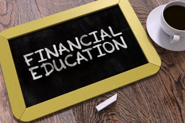 Finansal eğitim bir kara tahta üzerinde beyaz tebeşir tarafından el yazısı.