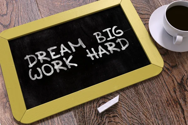 大的梦想，努力工作。黑板上的励志报价. — 图库照片