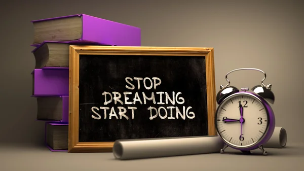 Stoppen met dromen, Start Doing. Inspirerende citaat op schoolbord. — Stockfoto