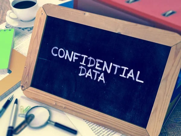 Datos confidenciales - pizarra con texto dibujado a mano . — Foto de Stock