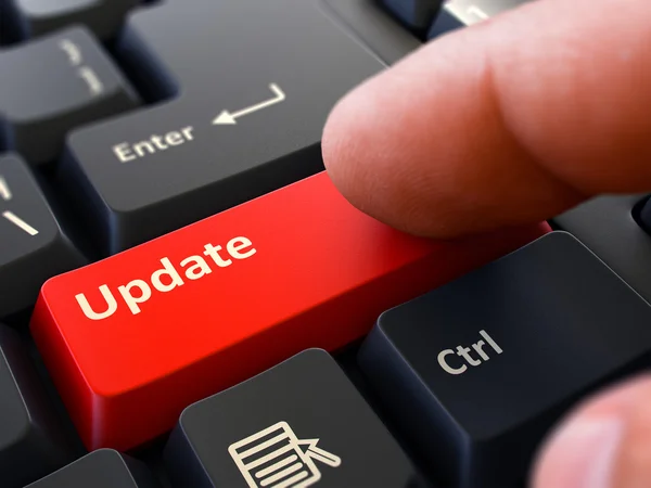 Presionando la actualización del botón rojo en el teclado negro . — Foto de Stock