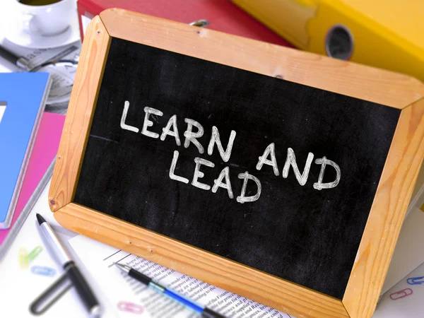Aprender e liderar - Chalkboard com citação de motivação . — Fotografia de Stock