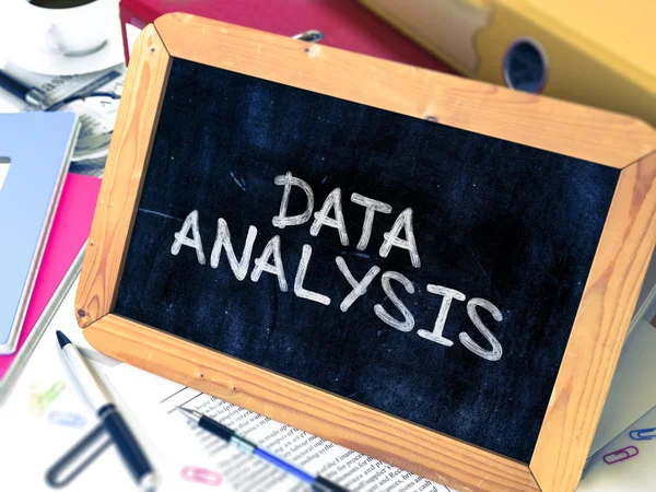 Datenanalyse handschriftlich auf Tafel. — Stockfoto