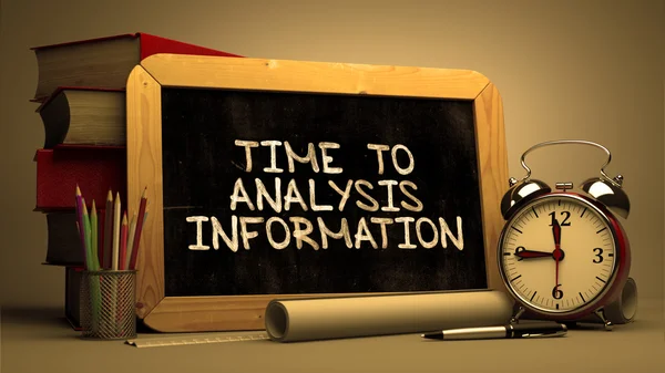 Zeit für Analyse des Informationskonzepts auf der Tafel. — Stockfoto