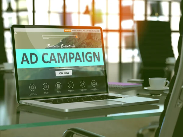 Conceito de campanha de anúncio na tela do laptop . — Fotografia de Stock