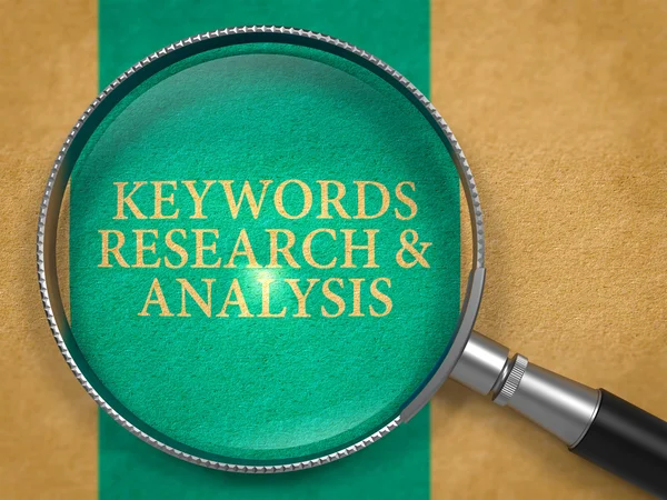 Keywords Research and Analysis through Loupe on Old Paper. — 图库照片