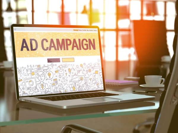 Concepto de campaña publicitaria en la pantalla del ordenador portátil . —  Fotos de Stock