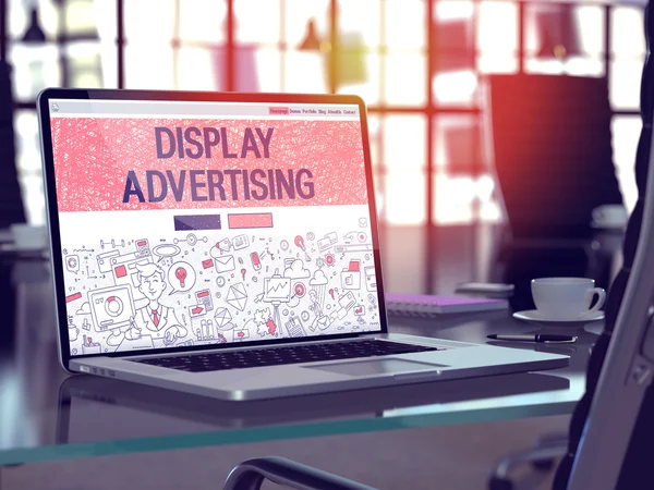 Mostrar concepto de publicidad en la pantalla del ordenador portátil . —  Fotos de Stock