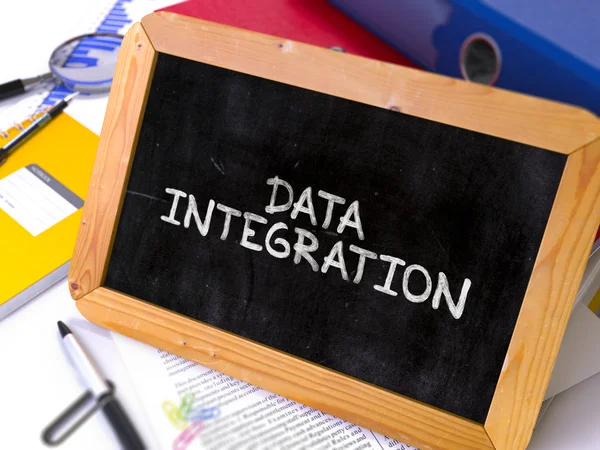 Concepto de integración de datos dibujado a mano en pizarra pequeña . —  Fotos de Stock