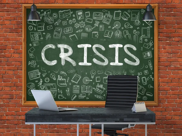 Lavagna sulla parete dell'ufficio con concetto di crisi . — Foto Stock