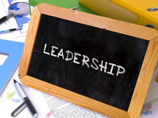 Concetto di leadership disegnato a mano su piccola lavagna . — Foto Stock