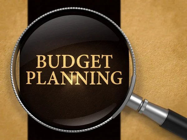 Conceito de Planejamento Orçamental através de Lupa . — Fotografia de Stock