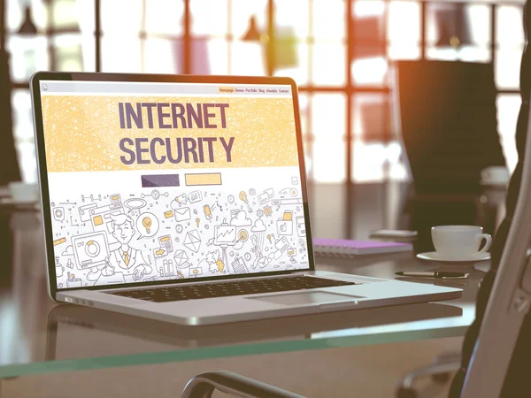 Concepto de seguridad de Internet en la pantalla del ordenador portátil . — Foto de Stock