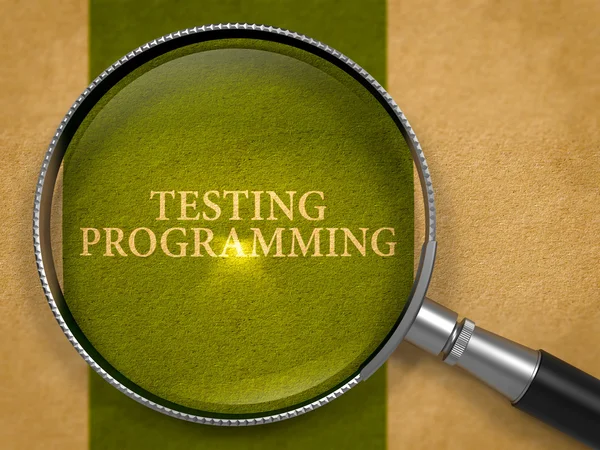 Programmazione di test tramite lente d'ingrandimento . — Foto Stock