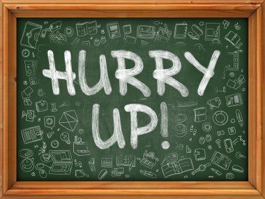 Kavram acele et. Doodle simgeler ile yeşil yazı tahtası.