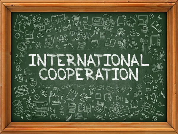 Cooperación internacional dibujada a mano sobre pizarra verde . — Foto de Stock