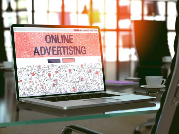 Concetto di pubblicità online sullo schermo del computer portatile . — Foto Stock
