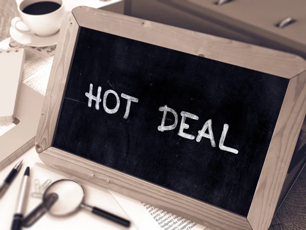 Hot Deal Escrito a mano en pizarra . —  Fotos de Stock