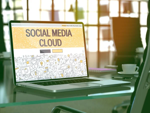 Концепция облака социальных сетей на экране ноутбука . — стоковое фото