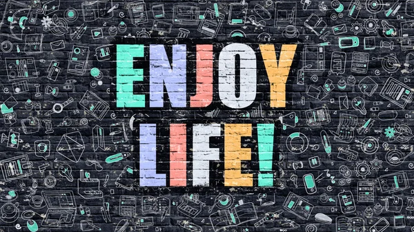 Multicolor Enjoy Life on Dark Brickwall (en inglés). Estilo Doodle . — Foto de Stock