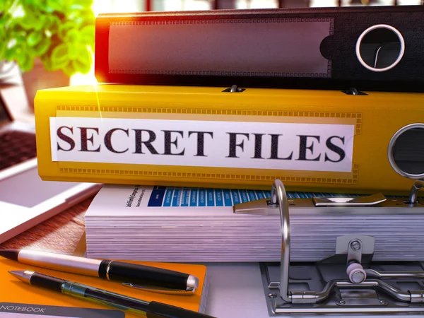 Żółty Office Folder z napisem tajne akta. — Zdjęcie stockowe
