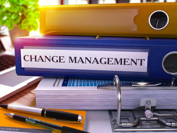 Blauer Büroordner mit Beschriftung Change Management. — Stockfoto