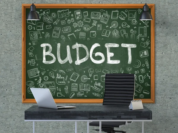 Бюджет - ручная работа на зеленой доске . — стоковое фото