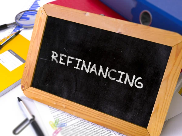 Handskrivna refinansiering på svarta tavlan. — Stockfoto